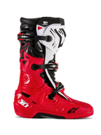 Botas Alpinestars Tech 10 Enduro, botas de motocross todoterreno, rojo brillante, negro y blanco, vista de perfil lateral, sistema de cierre con triple hebilla, paneles protectores robustos, suela de agarre especializada para enduro y logotipo Alpinestars