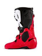 Botas Alpinestars Tech 10 Enduro, botas de motocross y enduro, rojo brillante, negro y blanco, vista de perfil lateral con una carcasa de TPU duradera, placa de espinilla blanca y paneles superiores negros, diseñadas para un rendimiento todoterreno