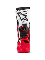 Botas Alpinestars Tech 10 Enduro, botas de motocross y enduro, rojo brillante, negro y blanco, vista frontal con espinillera blanca y logotipo negro de Alpinestars, chasis inferior rojo y sistema de cierre de hebilla seguro, equipo de protección de alto rendimiento para conducción todoterreno