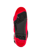 Botas Alpinestars Tech 10 Enduro, rojo brillante y negro, vista inferior de la suela de doble compuesto específica para enduro, con un patrón de dibujo de alto agarre y un inserto central negro reemplazable.