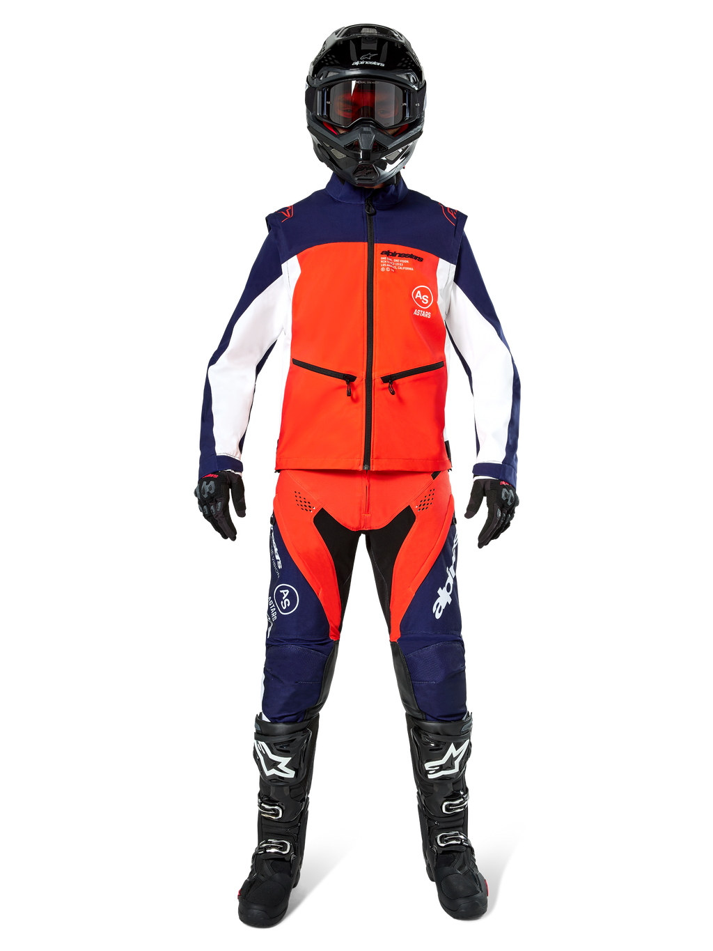 Piloto de motocross con equipamiento completo de off-road, Chaqueta Softshell Lite-Dura en azul marino, naranja intenso y blanco, pantalones a juego en azul marino y naranja, casco negro con gafas, botas negras y blancas, guantes negros, conjunto coordinado para carreras de enduro