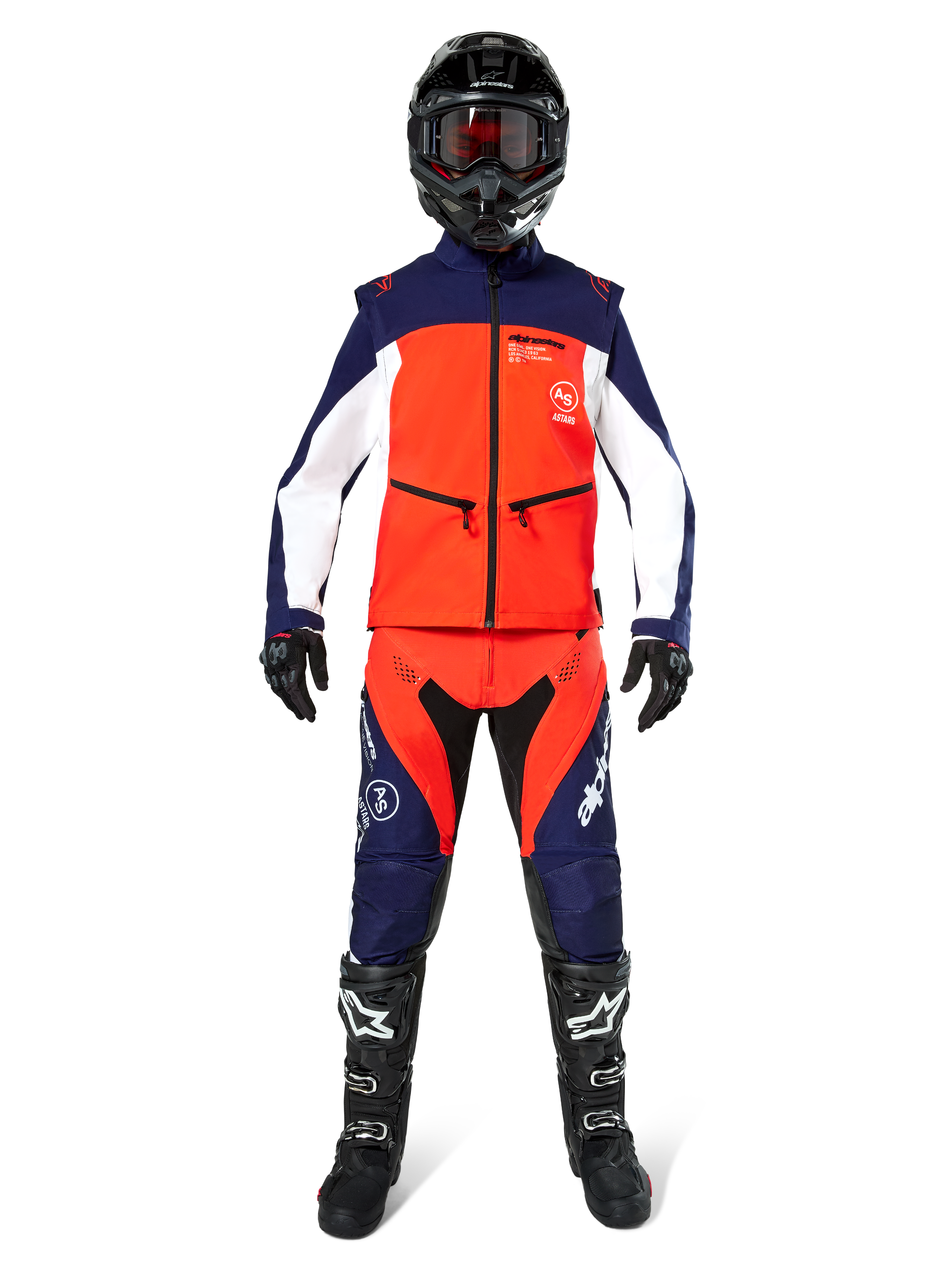 Piloto de motocross con equipamiento completo de off-road, Chaqueta Softshell Lite-Dura en azul marino, naranja intenso y blanco, pantalones a juego en azul marino y naranja, casco negro con gafas, botas negras y blancas, guantes negros, conjunto coordinado para carreras de enduro