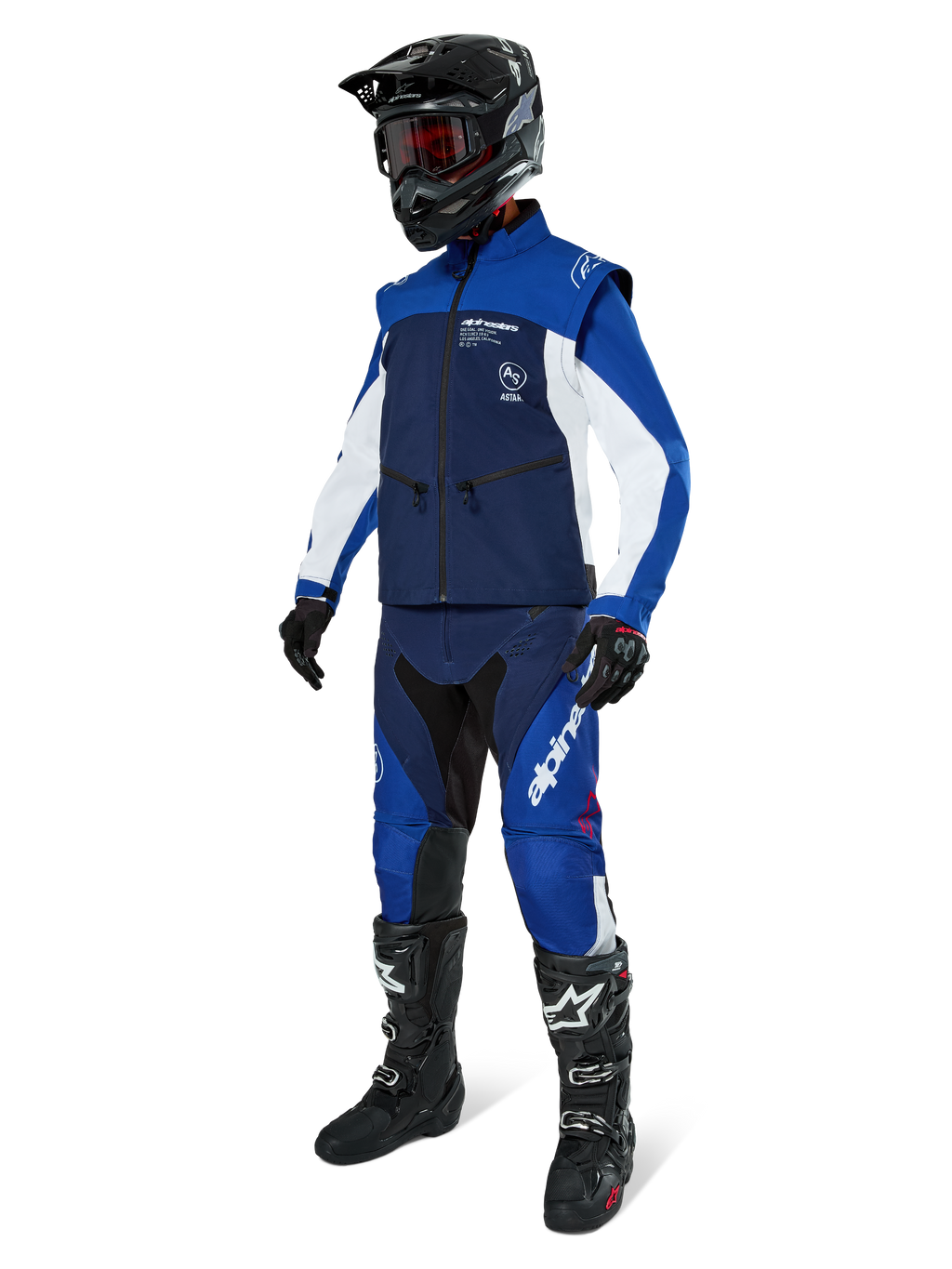 Chaqueta Softshell Alpinestars Lite-Dura, azul marino, azul brillante y blanco, combinada con pantalones off-road a juego, botas de motocross negras, casco negro con gafas y guantes negros, equipamiento de enduro completo para carreras todoterreno