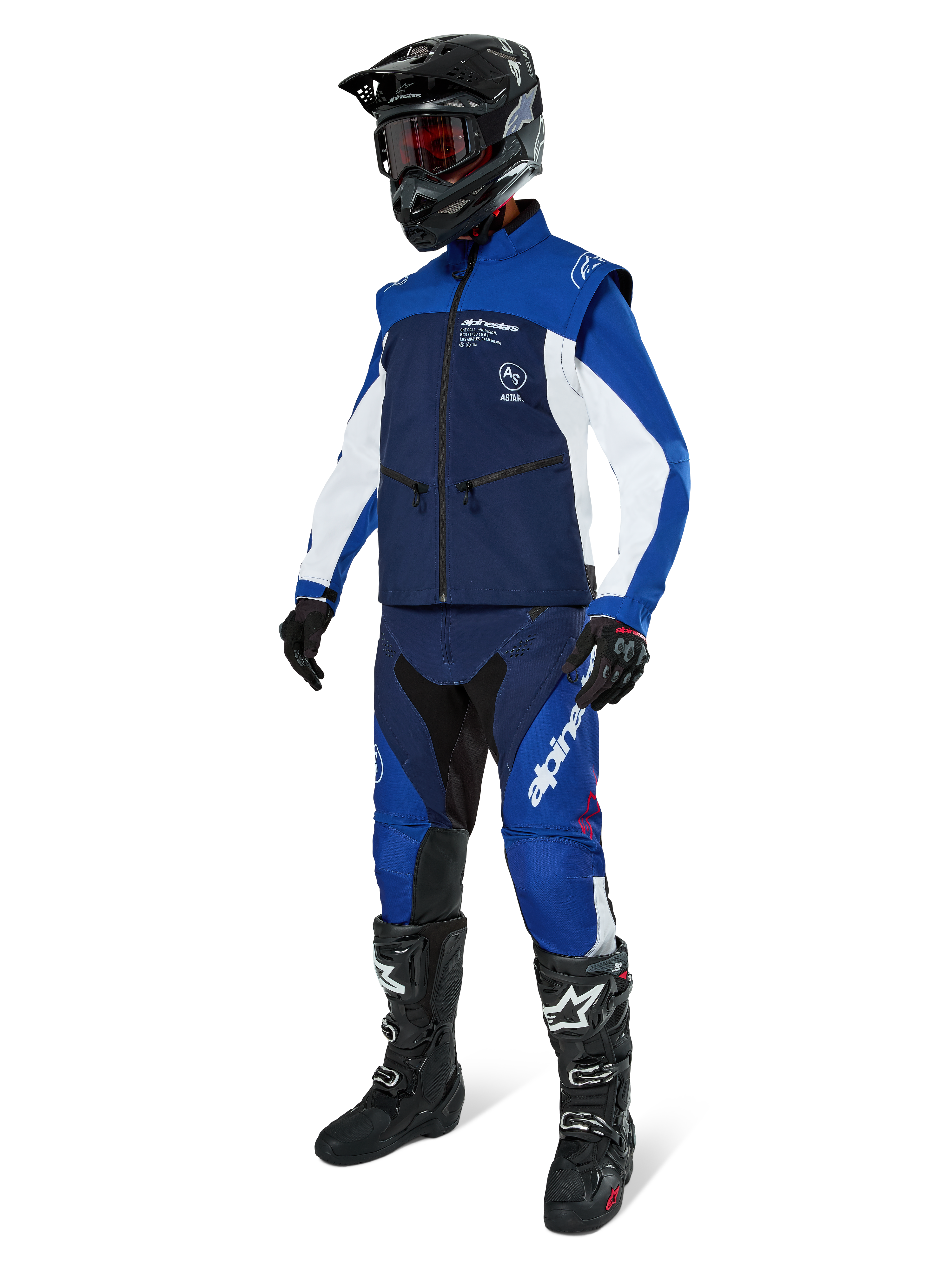 Chaqueta Softshell Alpinestars Lite-Dura, azul marino, azul brillante y blanco, combinada con pantalones off-road a juego, botas de motocross negras, casco negro con gafas y guantes negros, equipamiento de enduro completo para carreras todoterreno