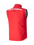 Chaleco Alpinestars Techstar Softshell, chaleco de motocross, rojo brillante, vista posterior con el logotipo de Alpinestars en blanco en la parte superior de la espalda, material softshell elástico y cortaviento, diseño ergonómico sin mangas para conducción off-road