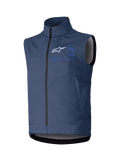 Alpinestars Techstar Softshell Vest, chaleco de moto sin mangas, azul marino, cuello alto con cremallera frontal, logotipo ASTARS blanco y marca en azul, tejido técnico softshell para conducción off-road