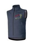 Chaleco Alpinestars Techstar Softshell, chaleco de motocross sin mangas, gris oscuro, cuello alto con cremallera frontal completa, con un logotipo de estrella roja, emblema circular AS amarillo, texto ASTARS y eslogan ONE GOAL ONE VISION en el pecho, capa cortavientos para conducción off-road.