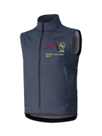 Chaleco Alpinestars Techstar Softshell, chaleco de motocross sin mangas, gris oscuro, cuello alto con cremallera frontal completa, con un logotipo de estrella roja, emblema circular AS amarillo, texto ASTARS y eslogan ONE GOAL ONE VISION en el pecho, capa cortavientos para conducción off-road.