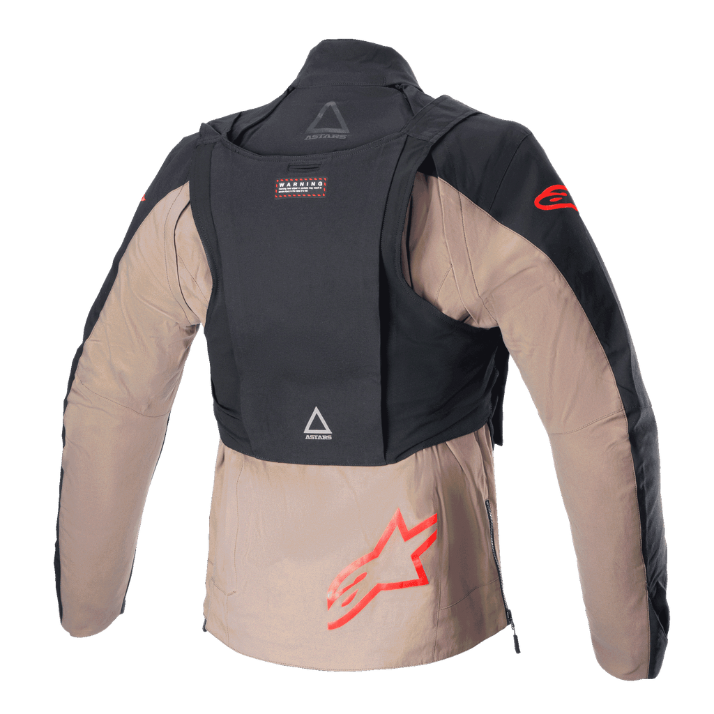 Chaqueta Alpinestars Techdura, Black Falcon Brown, vista trasera que muestra el paquete táctico desmontable, logotipos rojos de la estrella Alpinestars, construcción textil robusta para enduro y conducción todoterreno