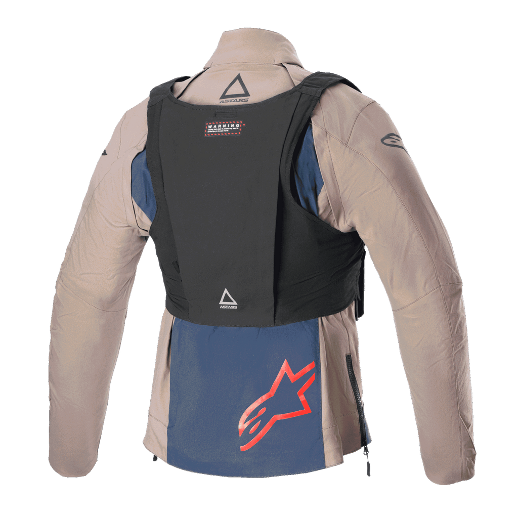 Chaqueta Alpinestars Techdura, Falcon Brown y Night Navy, vista trasera con chaleco táctico negro, con logotipo rojo de Alpinestars en el panel inferior azul marino, construcción textil robusta para enduro y conducción todoterreno