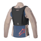Chaqueta Alpinestars Techdura, Falcon Brown y Night Navy, vista trasera con chaleco táctico negro, con logotipo rojo de Alpinestars en el panel inferior azul marino, construcción textil robusta para enduro y conducción todoterreno
