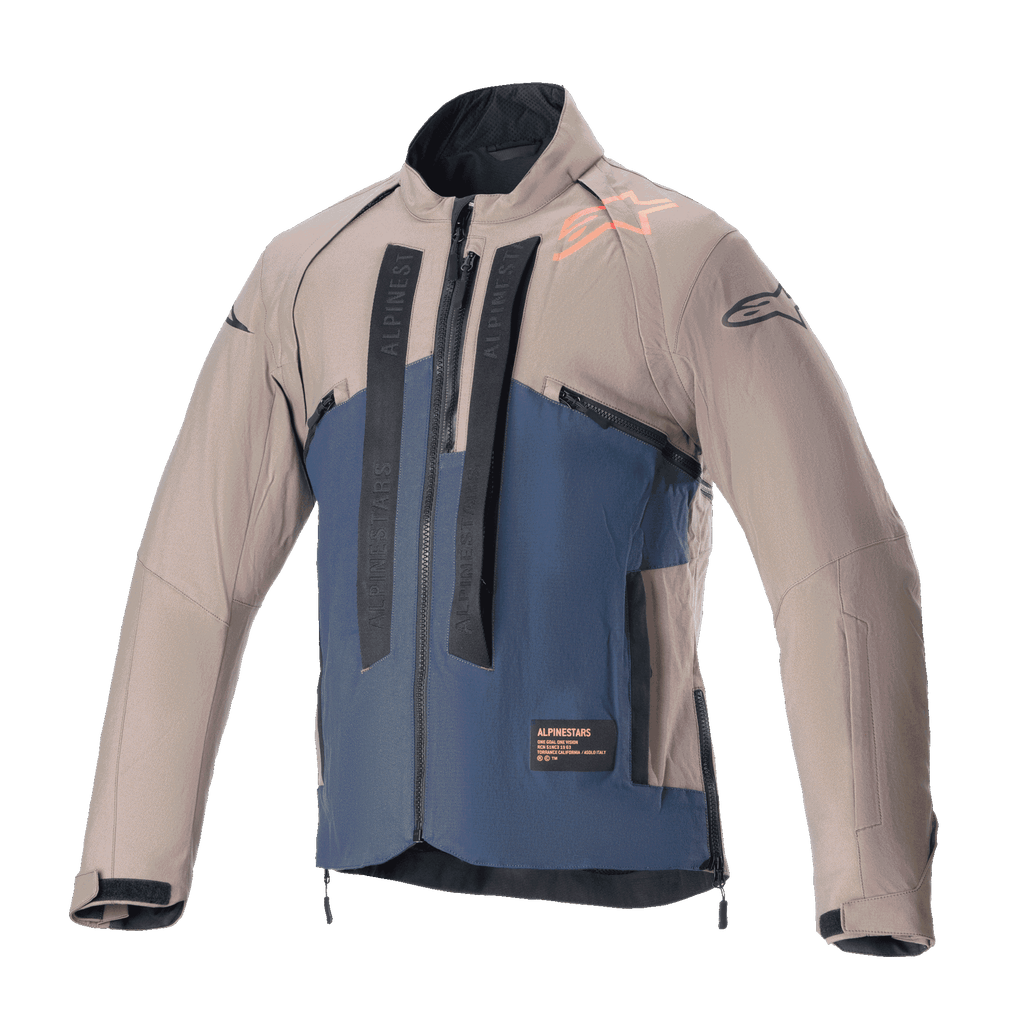 Chaqueta Alpinestars Techdura, chaqueta de moto todoterreno, marrón Falcon y azul noche, vista frontal, construcción en dos tonos con marca Alpinestars vertical en negro, logotipo naranja en el hombro, cuello alto y cremallera frontal, prenda técnica para enduro y conducción de aventura