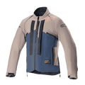 Chaqueta Alpinestars Techdura, chaqueta de moto todoterreno, marrón Falcon y azul noche, vista frontal, construcción en dos tonos con marca Alpinestars vertical en negro, logotipo naranja en el hombro, cuello alto y cremallera frontal, prenda técnica para enduro y conducción de aventura