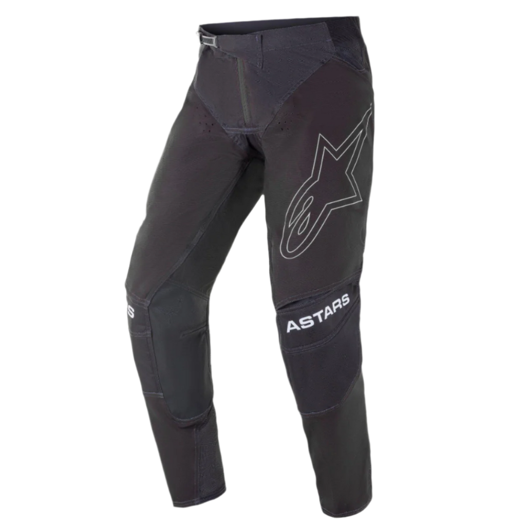 Alpinestars 2021 Techstar Phantom Pants, pantalones de motocross, negros con detalles blancos, con un gran logotipo de estrella perfilado en el muslo, marca ASTARS en las rodillas, tejido técnico antidesgarro con zonas perforadas y construcción de rodilla 3D Babel para un alto rendimiento en carreras todoterreno