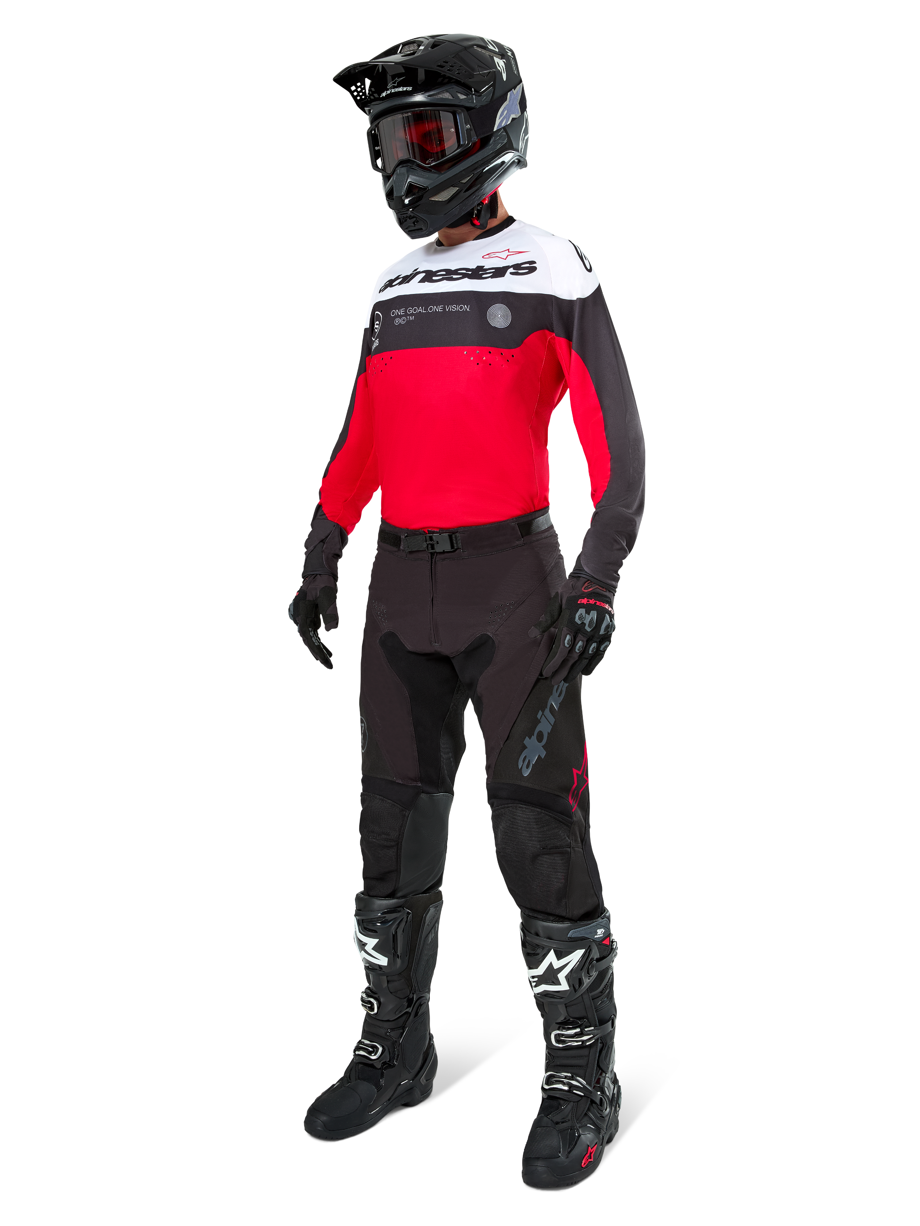 Pantalones Alpinestars Pro-Dura en negro magnet blanco, usados por un piloto con un jersey a juego en rojo, negro y blanco, casco negro y botas off-road negras, conjunto completo de equipamiento profesional de enduro para rendimiento off-road.