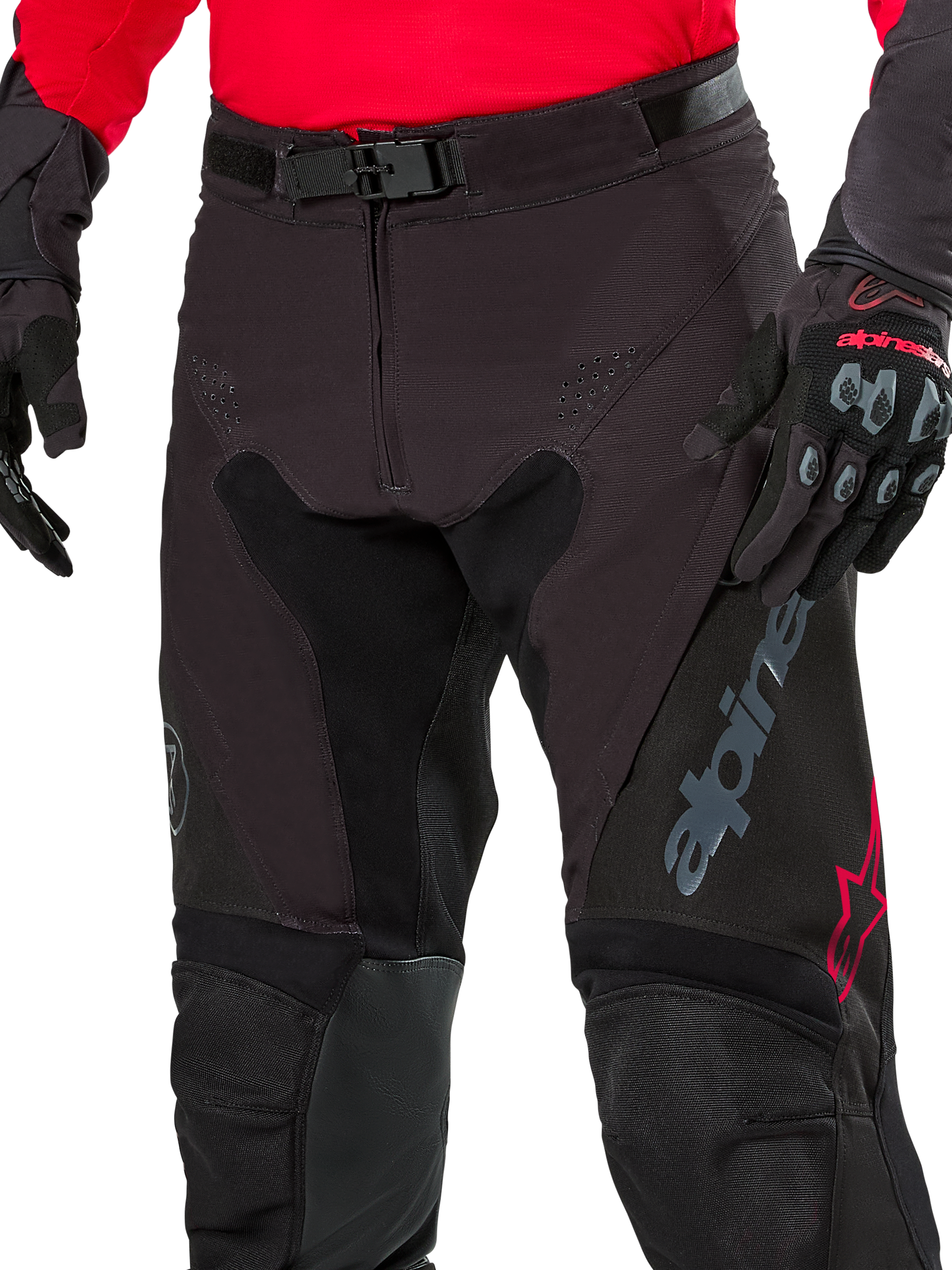 Alpinestars Pro-Dura Pants, pantalones de enduro, color negro magnet white con detalles rojos, cierre de hebilla magnética y bragueta con cremallera, usados con jersey rojo y guantes negros, construcción de ripstop duradera para conducción off-road