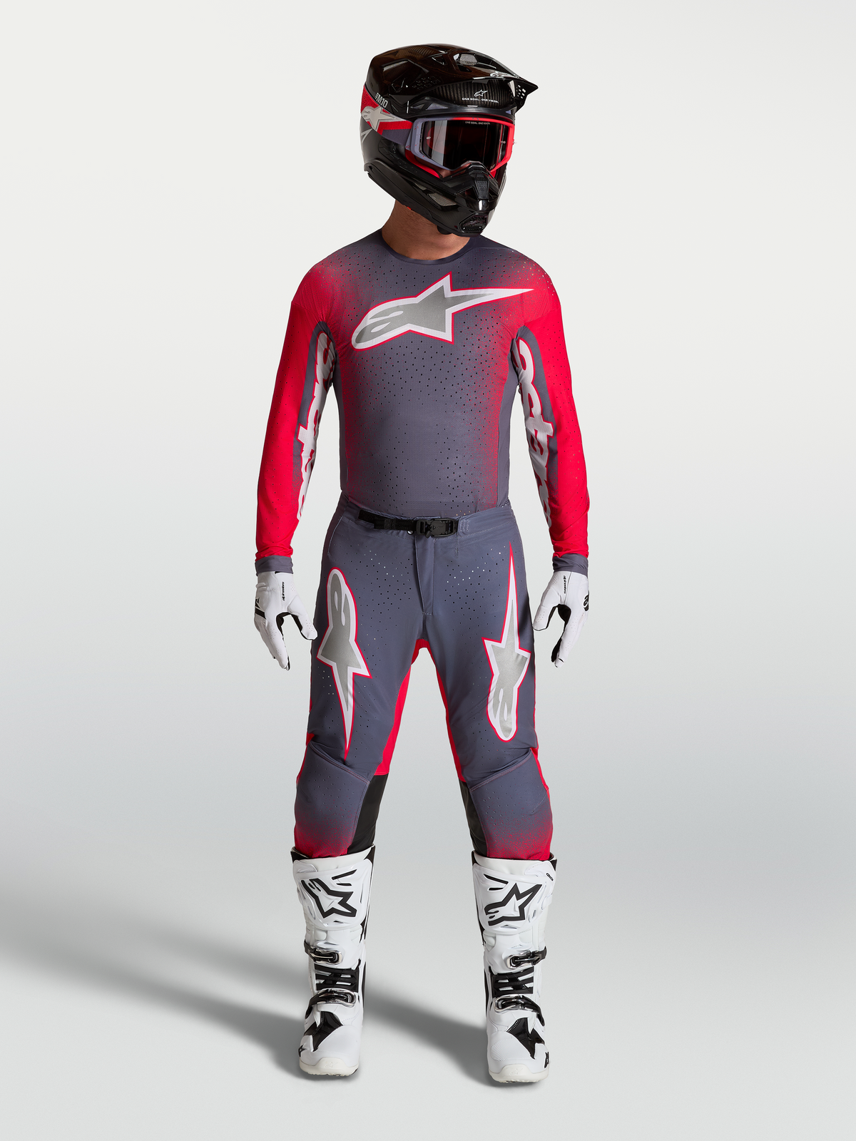 Alpinestars Supertech Hiten AFD Gear Set y pantalones, equipo de motocross profesional en gris y rojo flúor.
