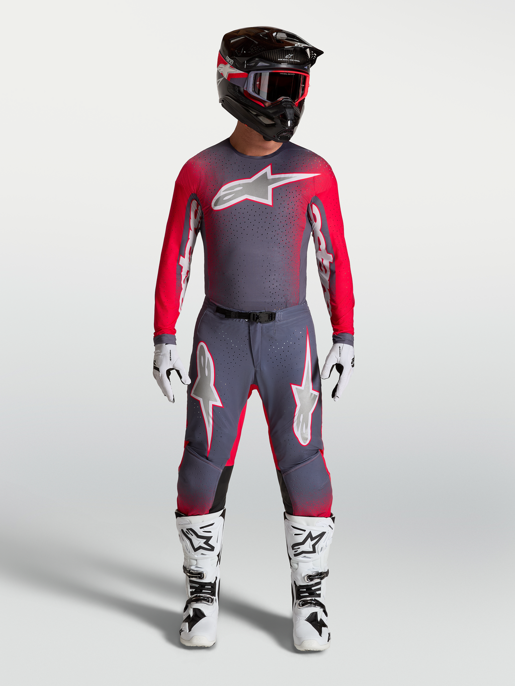 Alpinestars Supertech Hiten AFD Gear Set y pantalones, equipo de motocross profesional en gris y rojo flúor.