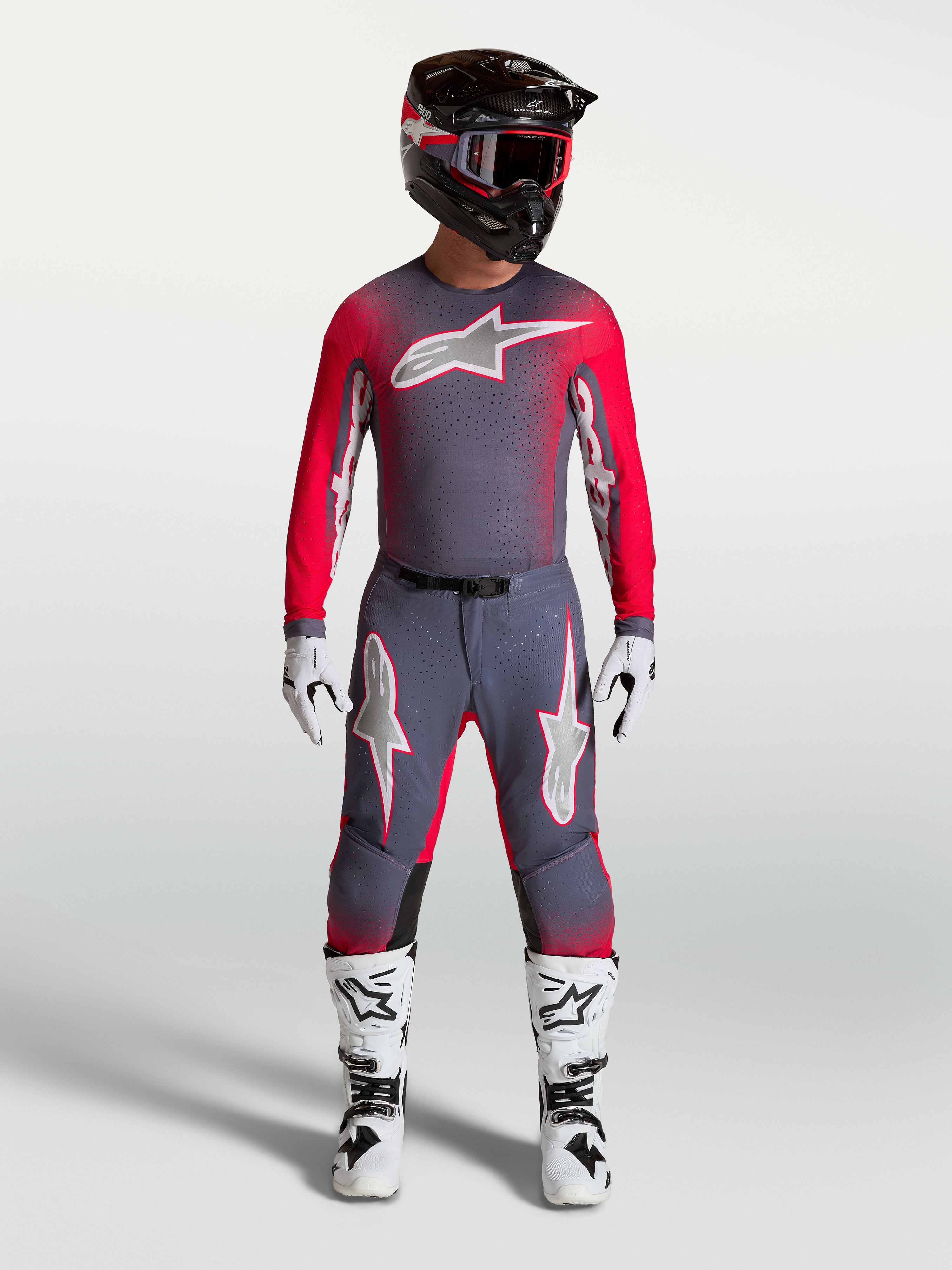 Alpinestars Supertech Hiten AFD Gear Set y pantalones, equipo de motocross profesional en gris y rojo flúor.