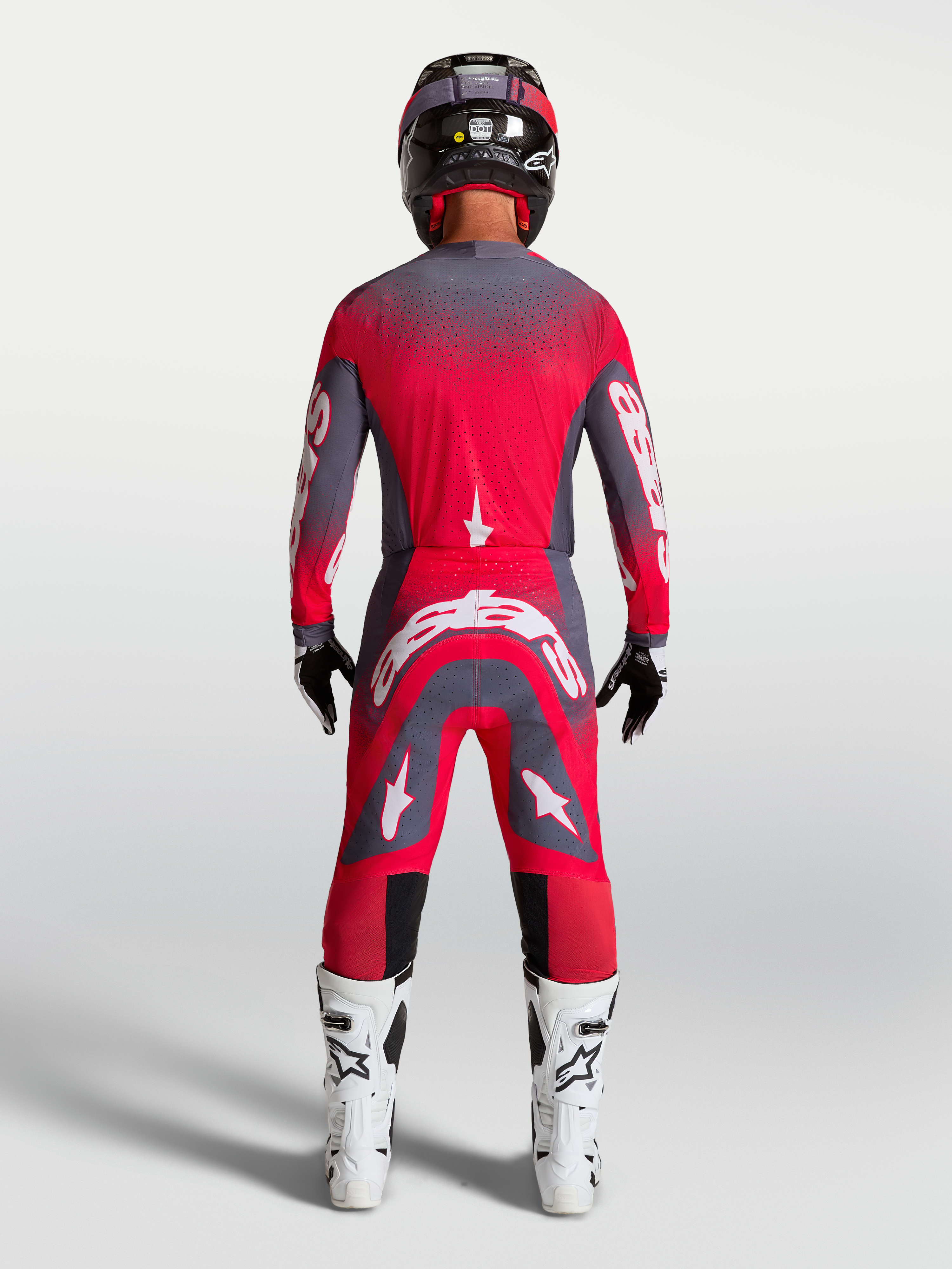 Supertech Hiten AFD Gear Set y pantalones de Alpinestars, equipo de motocross rojo fluorescente y gris, vista trasera