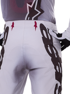 Alpinestars 2025 Supertech Maker Pants, pantalones de motocross, plata y negro, ajuste atlético con paneles de rodilla de piel de cabra y zonas Stretchnet, diseño duradero y ligero para motocross profesional
