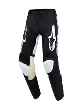 Alpinestars 2026 Racer Air Riway Pants, pantalones de motocross, negros y blancos, con logotipos Astars blancos en los muslos, paneles internos de las rodillas en cuero color canela, perforaciones cortadas con láser para el flujo de aire y un diseño atlético precurvado.