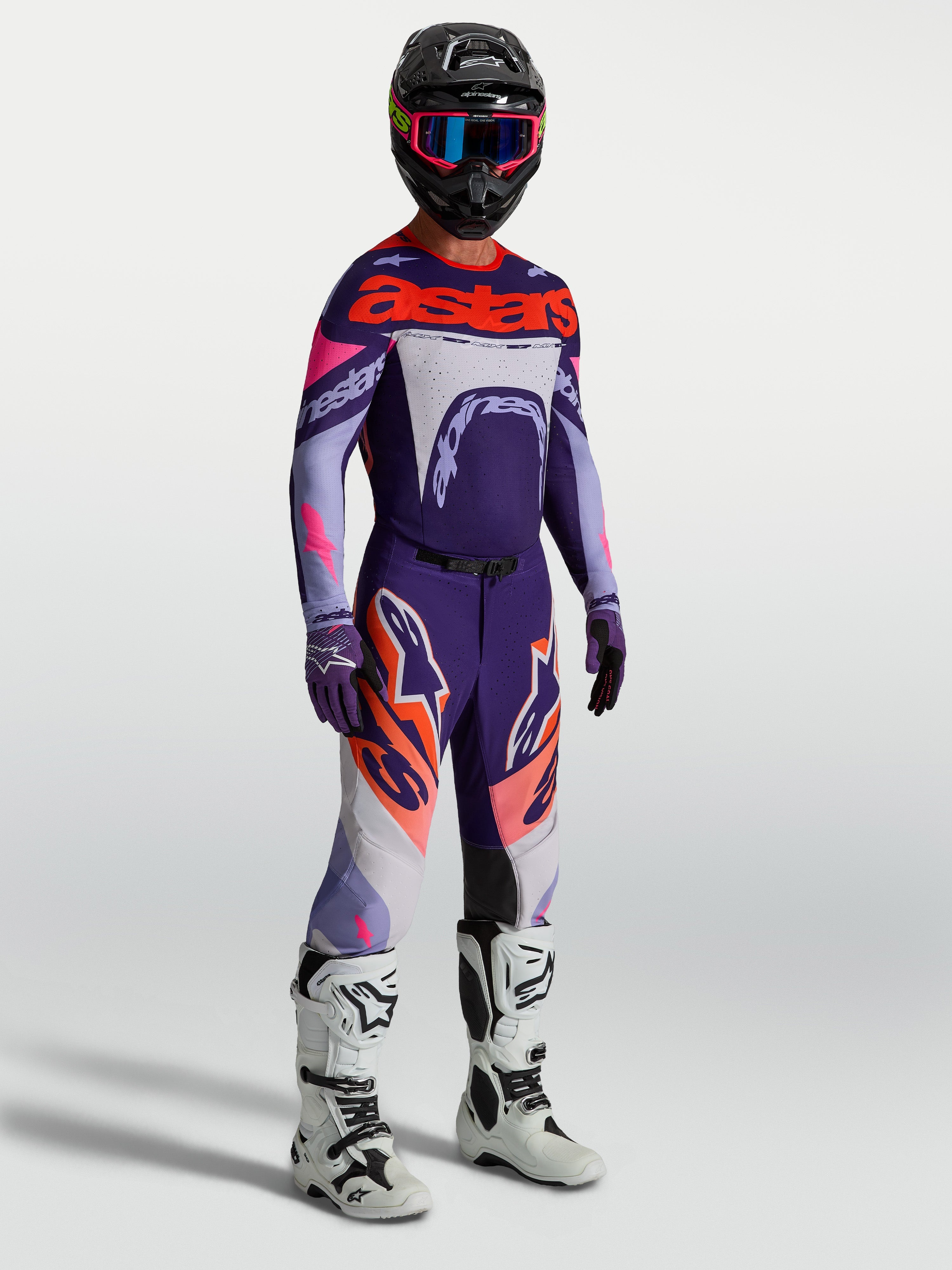 Alpinestars Supertech Dyna, pantalones de motocross para hombre, morados y rosa flúor, con jersey y botas blancas