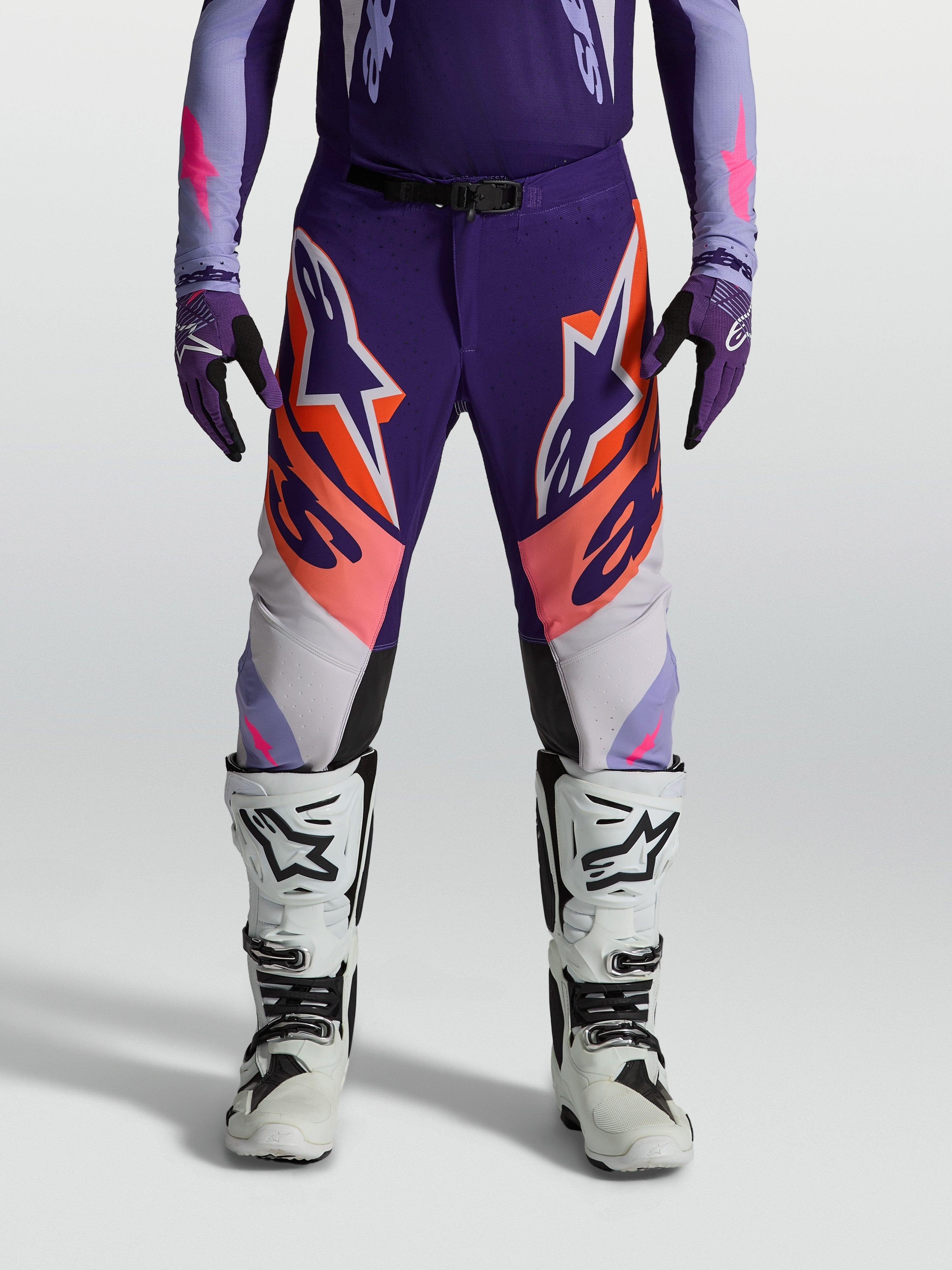 Alpinestars Supertech Dyna, pantalones de motocross para hombre, morados y rosa flúor, con ajuste atlético y tejido ripstop.