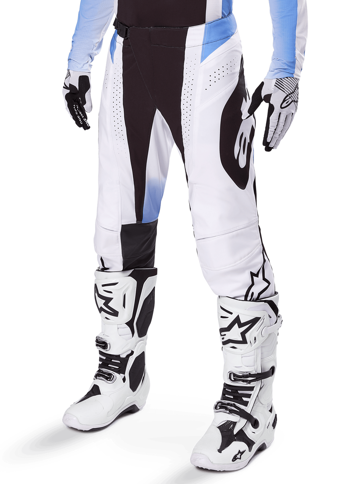Alpinestars Techstar Melt Pants 2025, pantalones de motocross, blancos y negros con detalles azules, con perforaciones cortadas con láser para ventilación y construcción de rodilla Babel, usados con botas y guantes de motocross blancos a juego, diseño deportivo para carreras off-road