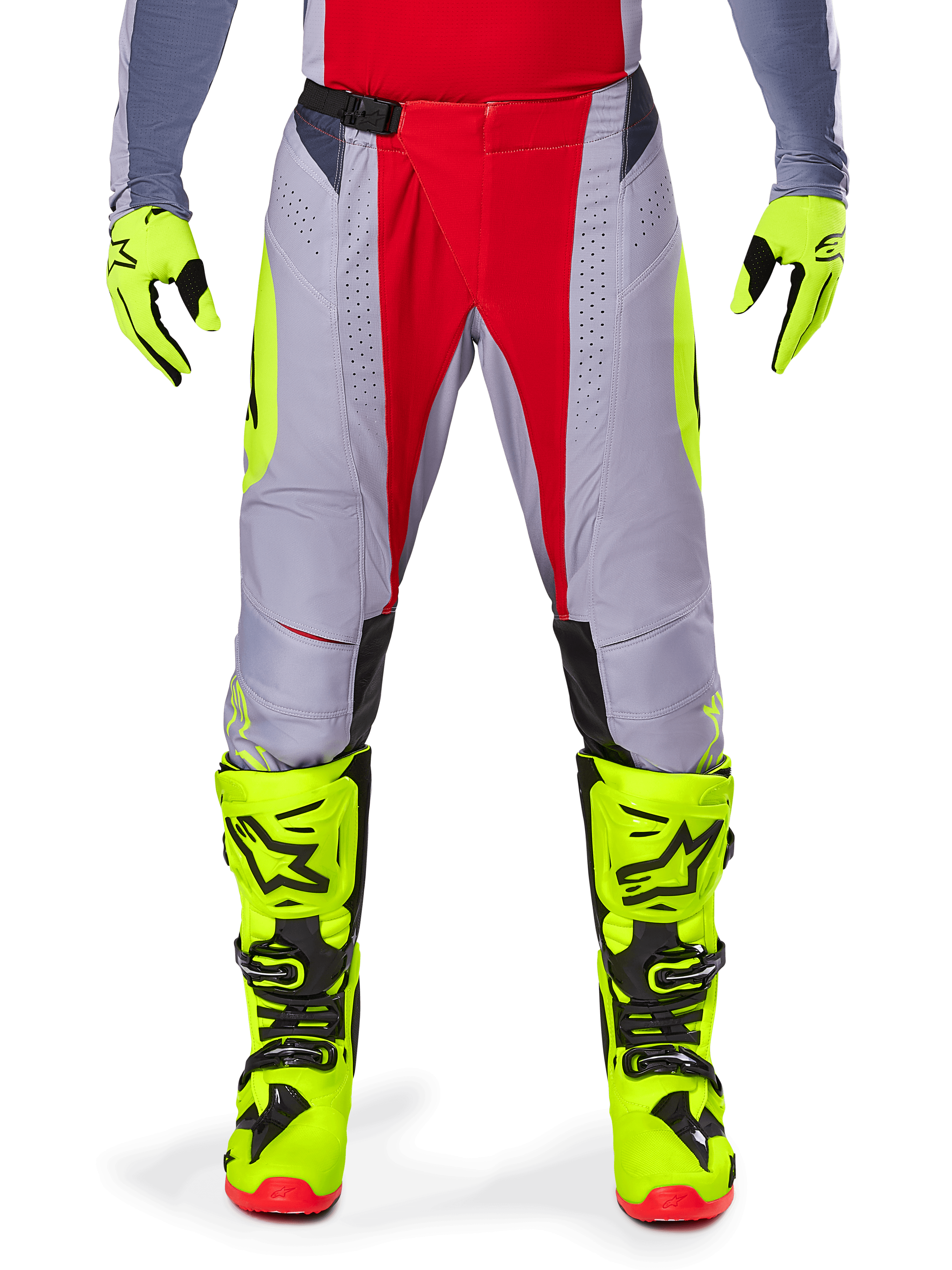 Alpinestars 2025 Techstar Melt Pants, pantalones de motocross, rojo brillante y gris con detalles en amarillo fluorescente, usados con guantes y botas amarillo neón a juego, con hebilla magnética en la cintura y perforaciones láser para ventilación.