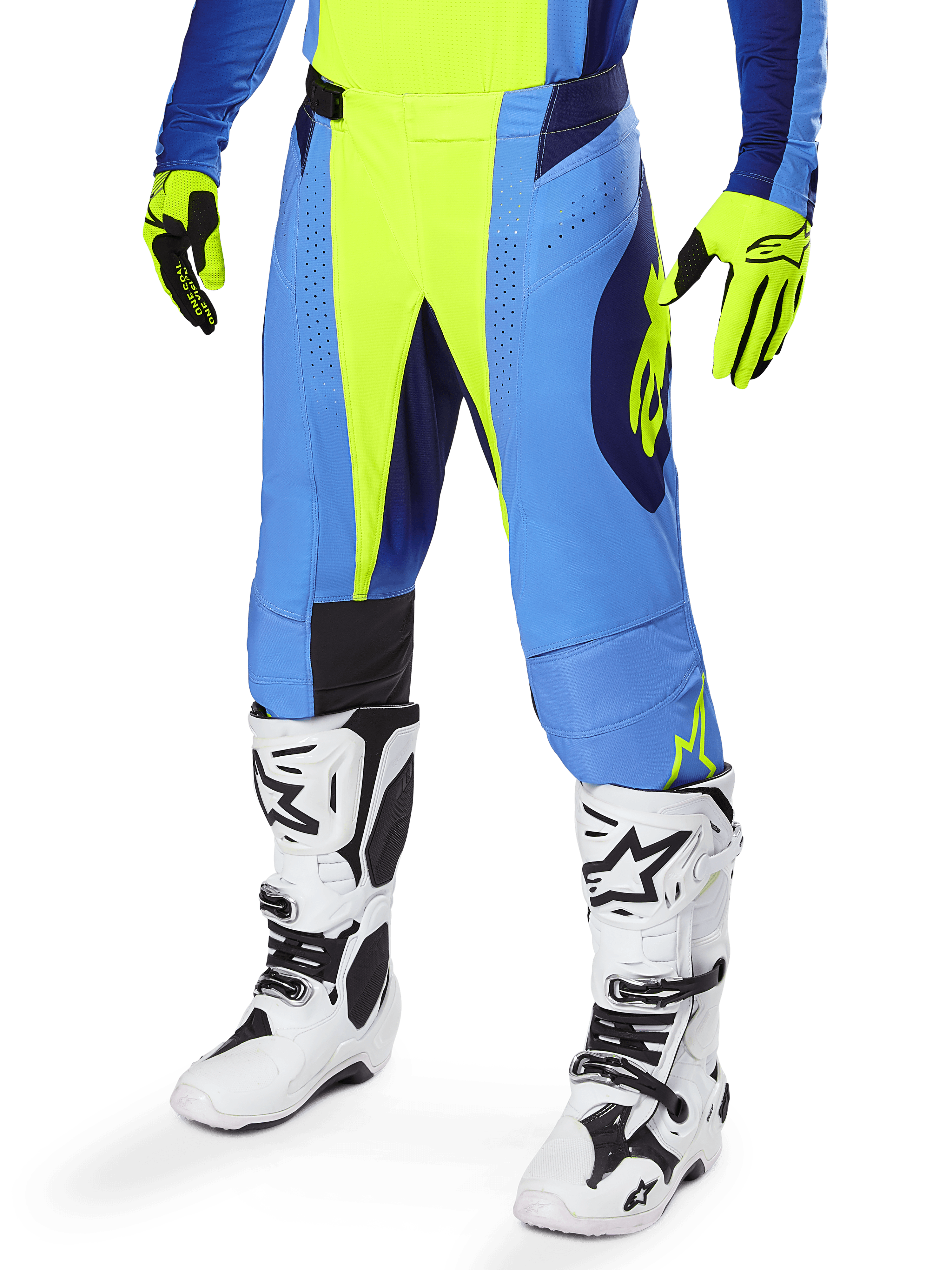 Pantalones Alpinestars Techstar Melt 2025, pantalones de motocross en amarillo flúor y azul, con ventilación perforada y detalles en negro, combinados con guantes amarillo neón a juego y botas de competición blancas