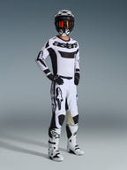Alpinestars 2026 Racer Riway Pants, pantalones de motocross en blanco y negro, usados como parte de un conjunto completo de equipamiento de carreras con jersey, botas y casco a juego, con logotipos negros llamativos y paneles internos de la rodilla en cuero de cabra, kit de carreras profesional para todoterreno