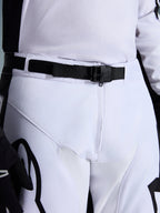 Pantalones Alpinestars 2026 Racer Riway, pantalones de motocross, blancos y negros, primer plano de la cintura con la hebilla magnética SX2 y cinturón ajustable, construcción de polifibra duradera con logotipos en negro