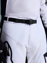Pantalones Alpinestars 2026 Racer Riway, pantalones de motocross, blancos y negros, primer plano de la cintura con la hebilla magnética SX2 y cinturón ajustable, construcción de polifibra duradera con logotipos en negro