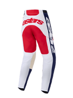 Alpinestars 2026 Racer Riway Pants, pantalones de motocross, blanco, azul y rojo, vista trasera con el logo 'astars' rojo en la parte posterior, paneles laterales azules con letras blancas y construcción precurvada para rendimiento todoterreno