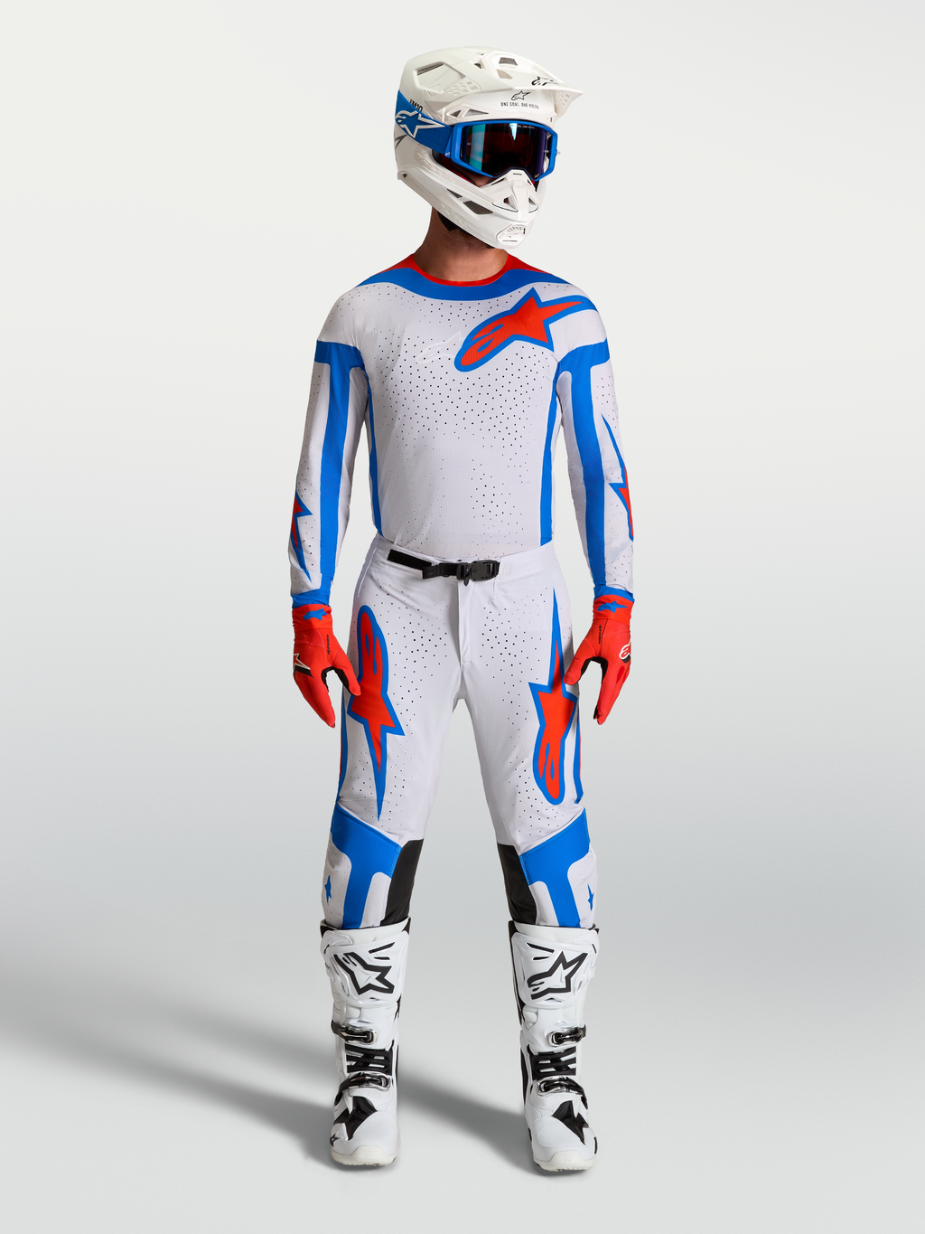 Alpinestars Supertech Vesta, equipo de motocross en lila claro y rojo cardinal con jersey, pantalones y botas de carreras.