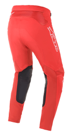 Pantalones Alpinestars Supertech Blaze, pantalones de motocross, color rojo brillante, vista trasera en tres cuartos con logotipos Alpinestars en blanco y refuerzos de cuero negro en el interior de las rodillas, diseñados para el rendimiento todoterreno
