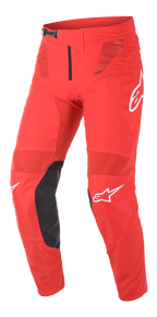 Alpinestars Supertech Blaze Pants, pantalones de motocross, en rojo brillante y negro, con paneles de ventilación de malla, refuerzos internos de cuero negro en la rodilla, logotipos A-star en blanco y hebilla de trinquete ajustable en la cintura para conducción off-road de alto rendimiento