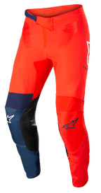Alpinestars Supertech Blaze Pants, pantalones de motocross todoterreno, rojo brillante y azul oscuro con detalles blancos, parches interiores de cuero negro en las rodillas, cierre de cintura con trinquete ajustable, logotipos de Alpinestars en blanco y azul, construcción elástica duradera para carreras de motocross