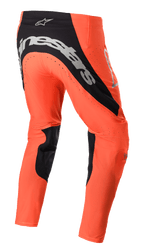 Alpinestars Supertech Risen 2023, pantalones de motocross, color naranja brillante y negro, vista trasera con logotipo plateado en el asiento, paneles interiores de las piernas en negro y zonas de ventilación perforadas para carreras todoterreno