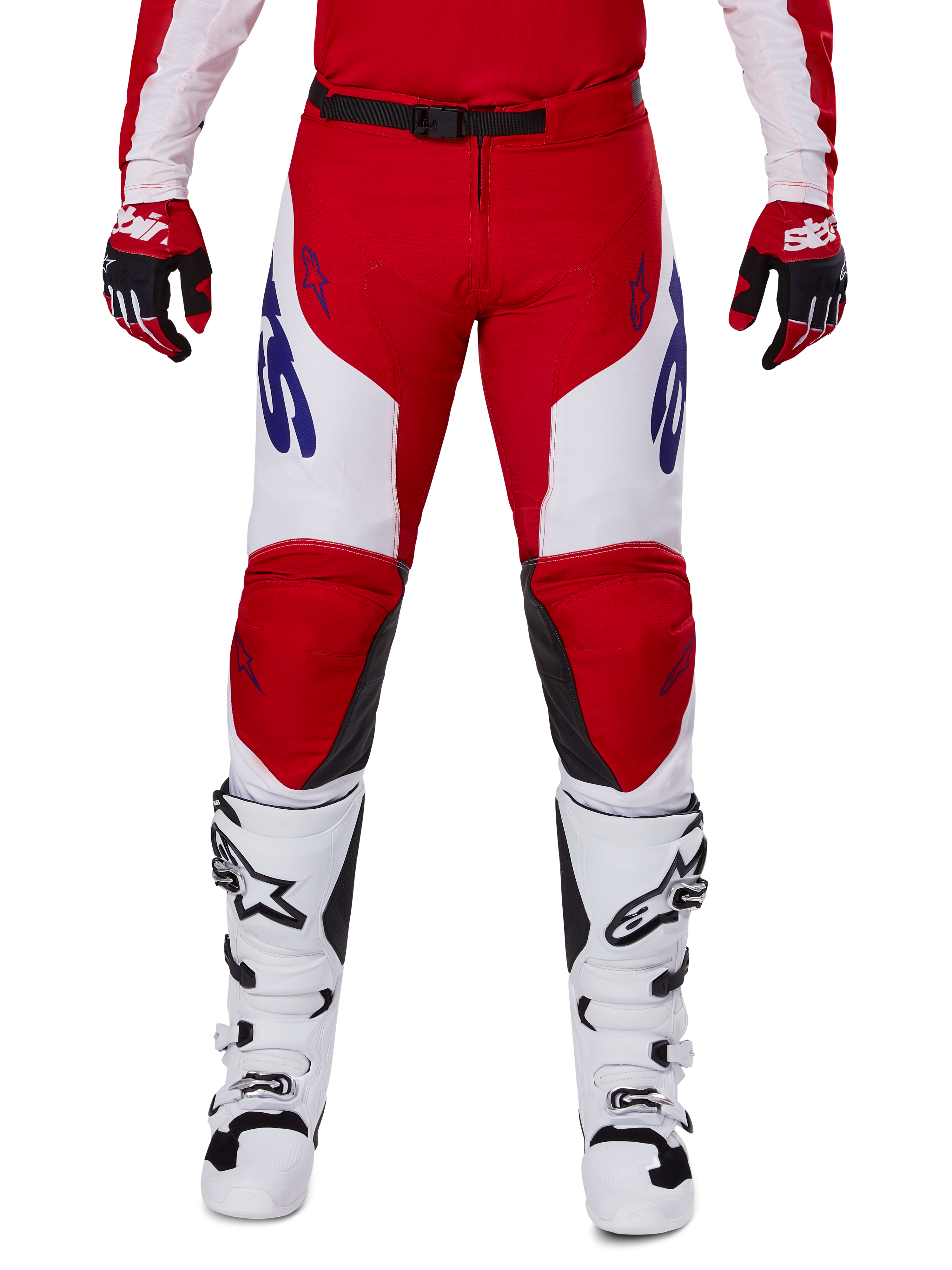 Alpinestars 2025 Racer Veil Pants, pantalones de motocross, rojo brillante y blanco, usados con guantes rojos a juego y botas blancas, con logotipos azules en los muslos y un cinturón negro, corte deportivo ergonómico para una conducción de alto rendimiento