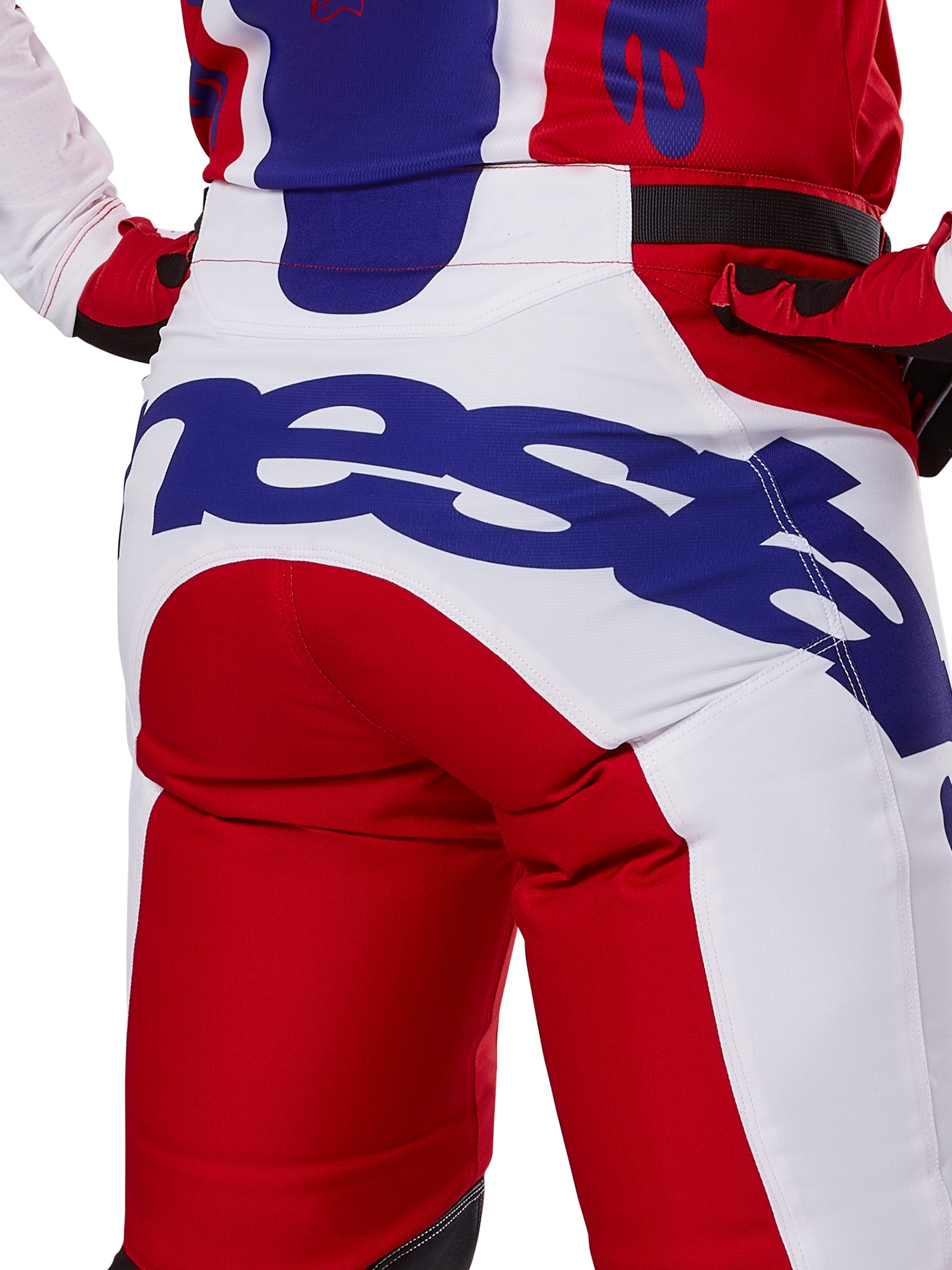 Alpinestars 2025 Racer Veil Pants, pantalones de motocross, rojo brillante y blanco con logotipos azules, detalle de la vista trasera de la zona del asiento con un gran logotipo de Alpinestars, parte de una equipación de competición off-road coordinada