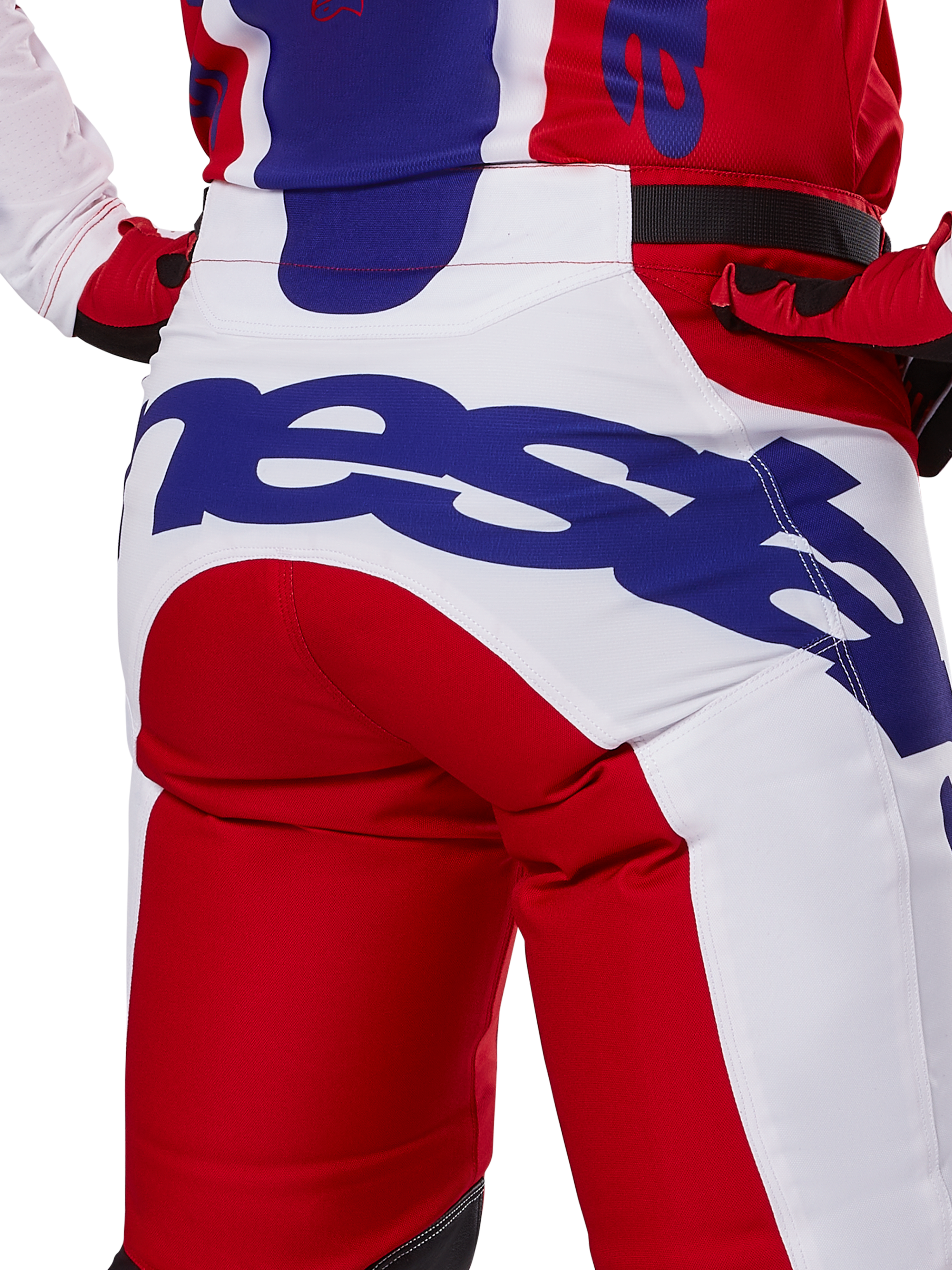 Alpinestars 2025 Racer Veil Pants, pantalones de motocross, rojo brillante y blanco con logotipos azules, detalle de la vista trasera de la zona del asiento con un gran logotipo de Alpinestars, parte de una equipación de competición off-road coordinada