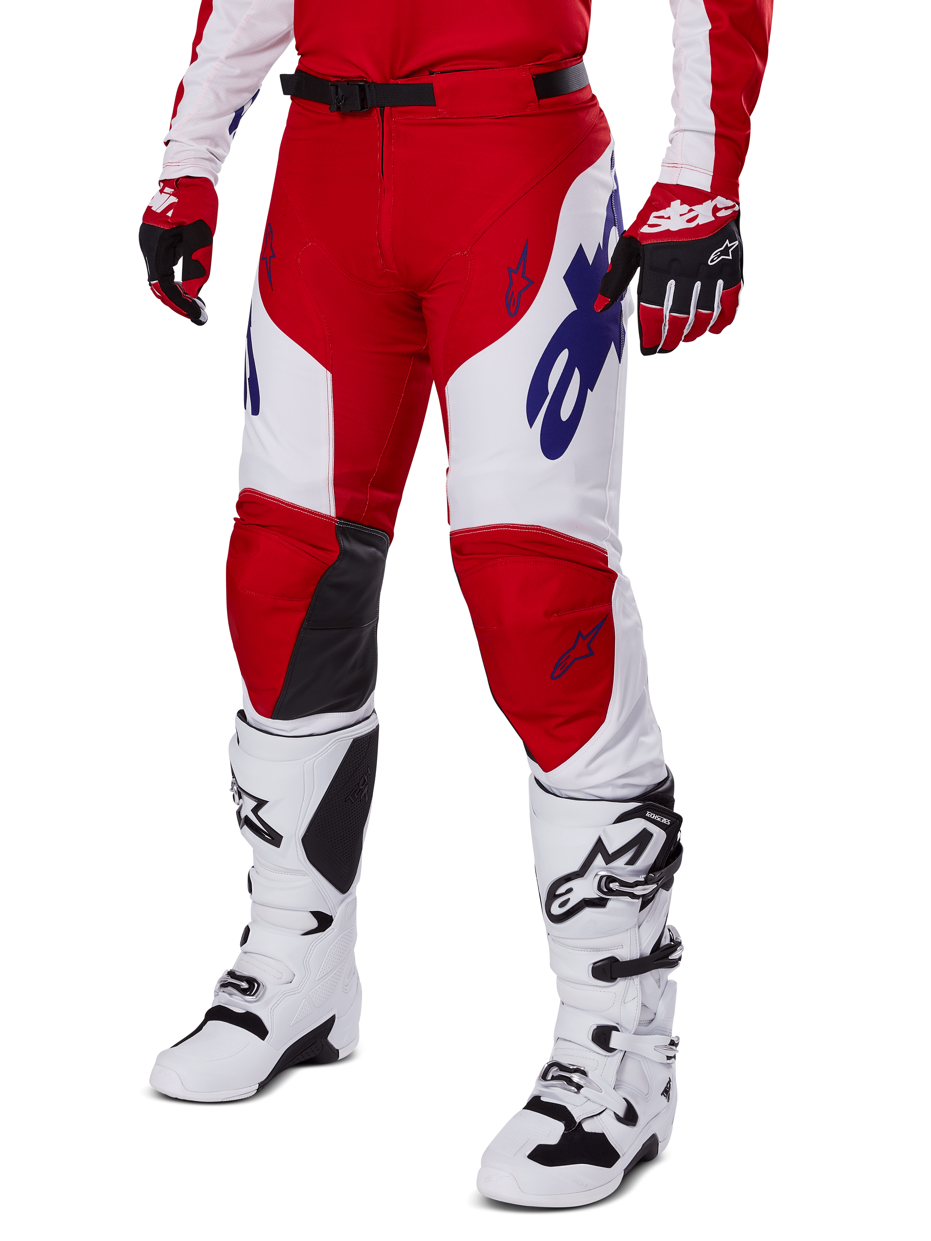 Pantalones Alpinestars 2025 Racer Veil, pantalones de motocross, rojo brillante y blanco, con logotipos de Alpinestars azules y paneles internos de cuero negro en las rodillas, combinados con guantes rojos a juego y botas de motocross blancas, conjunto de equipamiento coordinado para carreras todoterreno