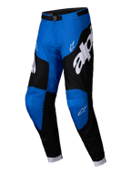 Alpinestars 2025 Racer Veil Pants, pantalones de motocross, azul y negro, con gran logotipo blanco de Alpinestars, paneles laterales negros, secciones azules en las rodillas y hebilla de cintura ajustable.