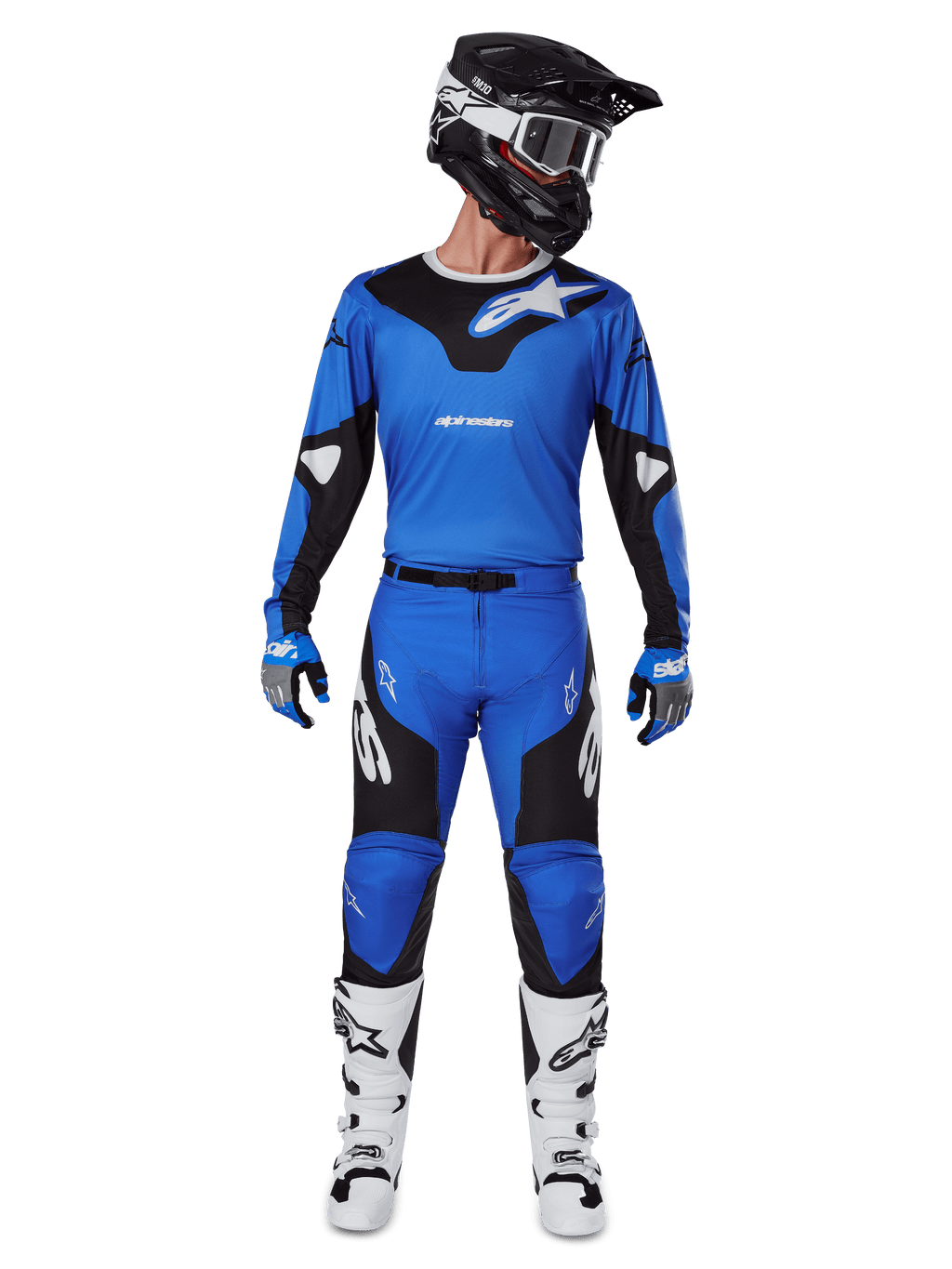 Alpinestars 2025 Racer Veil Pants, pantalones de motocross, azul y negro, usados como un conjunto de carreras completo con jersey azul y negro a juego, casco negro y blanco, guantes azules y botas blancas, con logotipos llamativos y un diseño ergonómico para conducción off-road.