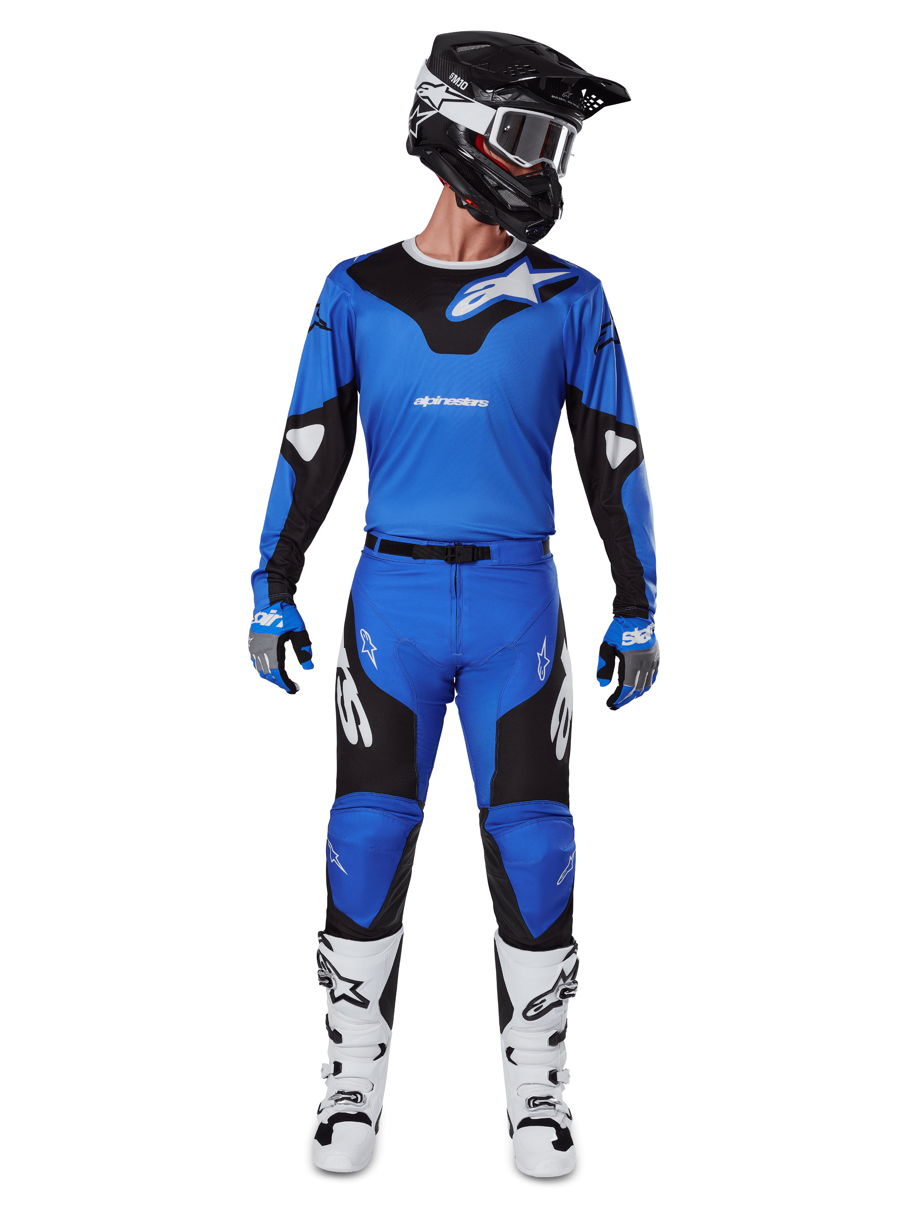 Alpinestars 2025 Racer Veil Pants, pantalones de motocross, azul y negro, usados como un conjunto de carreras completo con jersey azul y negro a juego, casco negro y blanco, guantes azules y botas blancas, con logotipos llamativos y un diseño ergonómico para conducción off-road.