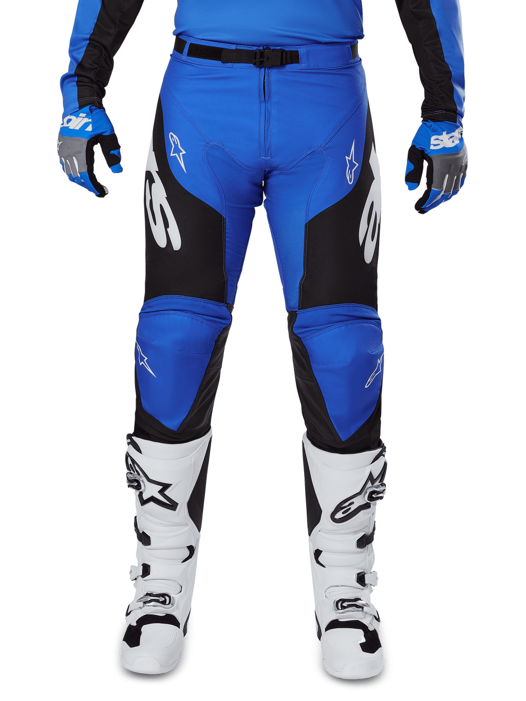 Alpinestars 2025 Racer Veil Pants, pantalones de motocross, azul y negro, con logotipos blancos de Alpinestars en las piernas y paneles laterales negros, usados con botas de motocross blancas y guantes azules y grises, equipamiento de alto rendimiento para conducción off-road