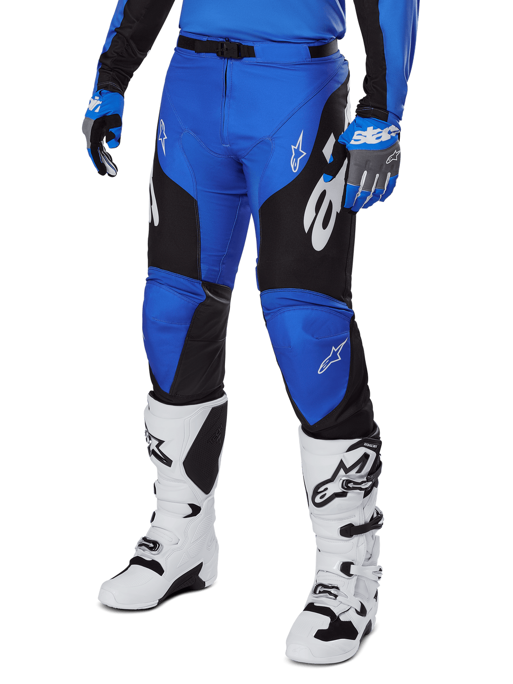 Alpinestars 2025 Racer Veil Pants, pantalones de motocross, azul y negro con detalles gráficos blancos, usados con jersey azul a juego, guantes y botas blancas, equipo de protección duradero para carreras todoterreno