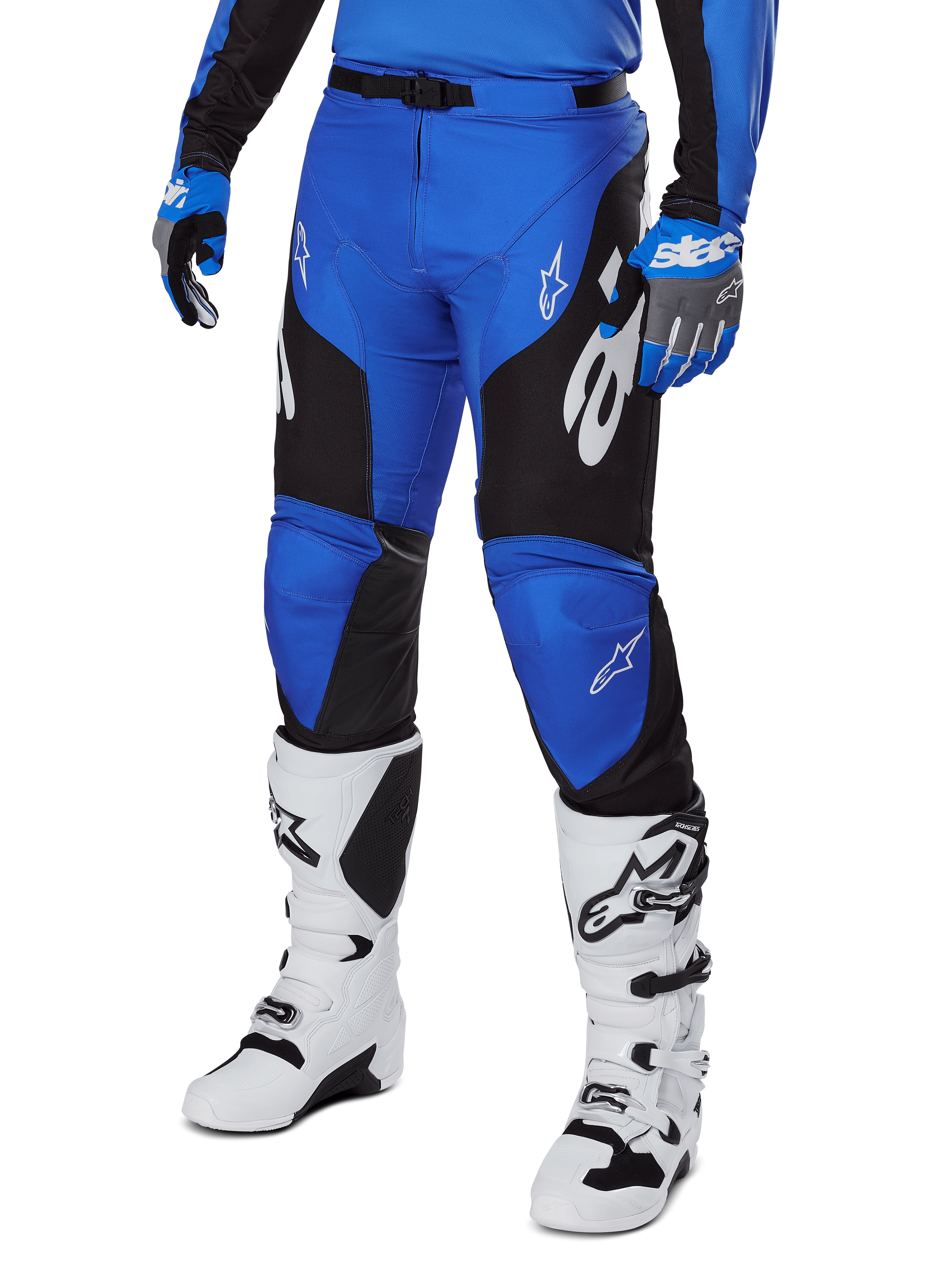 Alpinestars 2025 Racer Veil Pants, pantalones de motocross, azul y negro con detalles gráficos blancos, usados con jersey azul a juego, guantes y botas blancas, equipo de protección duradero para carreras todoterreno